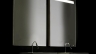 Cermin dengan pencahayaan di interior apartemen modern