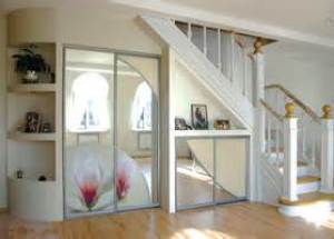 Vgrajena garderoba pod stopnicami v zasebni hiši, možnosti za vgrajeno garderobo pod stopnicami, samonastavljanje