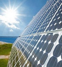 Solarbatterien für das Haus, stufenweise Installation von Sonnenkollektoren, Spitzen des Meisters