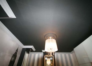 Tmavý strop v interiéri moderného bytu, užitočné tipy