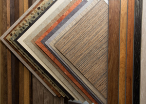 Podlahové keramické vinylové podlahy: klady a zápory, lepidlo na křemenné vinylové dlaždice, pokládka křemenné lomové desky.