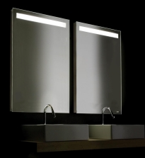 Cermin dengan pencahayaan di interior apartemen modern