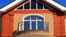 Дизайн балкона частного дома: стеклянный балкон, деревянный, металлическое ограждение, декор.