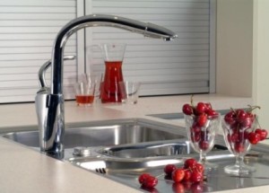 Was ist die Küchenarmatur ist am besten wählen: Ventil, einzige Hebel, berührt, gegossen oder aus einem Wasser hergestellt Dose oder ein Auslauf.