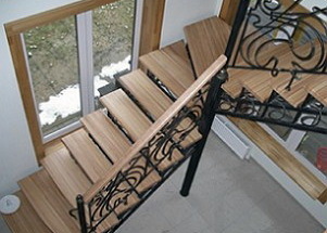 Kako napraviti stubište na drugom katu sa rukama: obračun za vodu, nosač okvira, koraci i rukohvati
