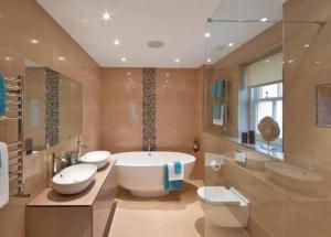 Современная отделка ванной комнаты: ПВХ панели, керамическая плитка, мозаика, декоративная штукатурка, покраска. Аксессуары для ванной комнаты фото.