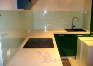 Stiklo prijuostė virtuvėje - dizaino sprendimas virtuvės interjerui