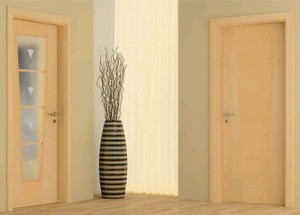 Inštalácia výkresov interiérových dverí: príprava dverí, inštalácia rámčeka dverí, záves závesu