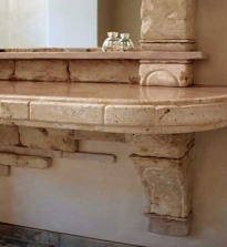 Pierre décorative artificielle pour la décoration intérieure: évier, baignoire, seuil en pierre artificielle. Face aux marches avec une pierre artificielle.