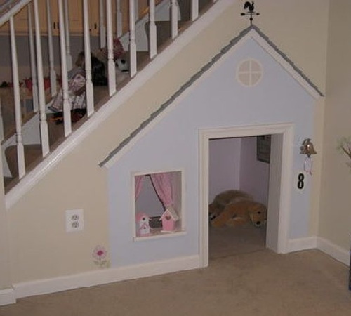 dom dla psów pod schodami
