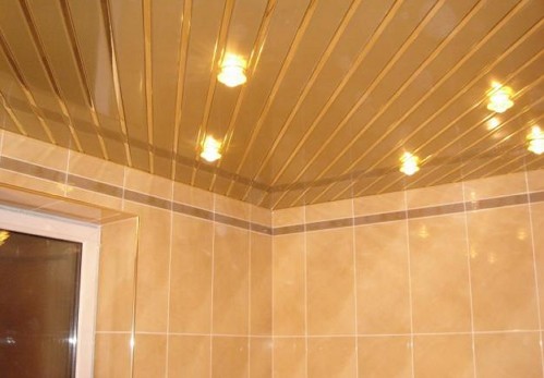 дизаин-потолка-в-ваннои
