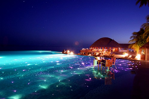 Infinity-Pool-with-étkező-és LED-lámpák-Huvafen-Fushi-Resort-in-szigetek