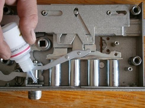 Установка замка в металлическую дверь своими руками: выбор замка и процесс врезки