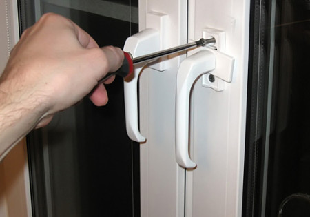 регулиране на дръжката на вратата