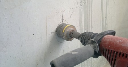 Ustanovka-rozetki-v-betonnuju-stenu-2