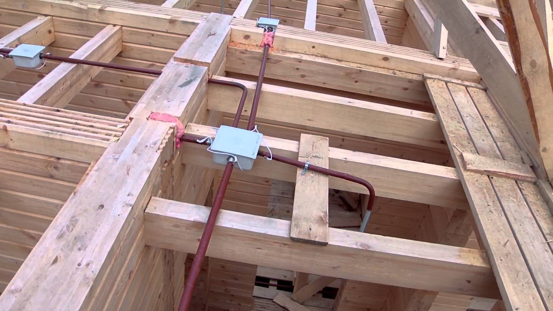 Электропроводка в деревянном доме своими руками видео схема