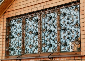 Решетки безопасности на окна: решетка-трубка, кованные решетки, сварные конструкции, обычные металлические решетки, раздвижные решетки своими руками, установка на окна.