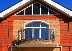 Дизайн балкона частного дома: стеклянный балкон, деревянный, металлическое ограждение, декор.