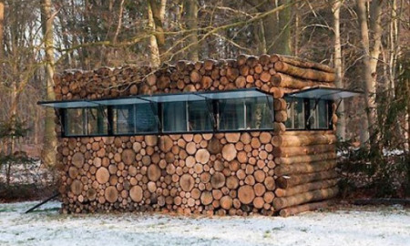 Домик из деревянных чурок