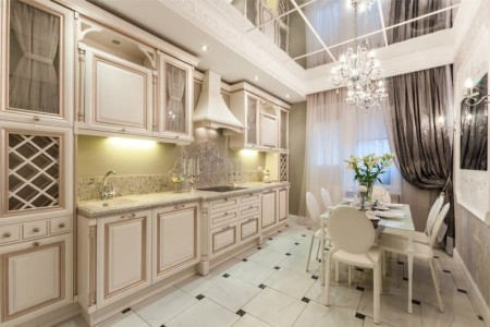 Зеркальный-потолок-в-интерьере-кухни-в-классическом-стиле-796x531